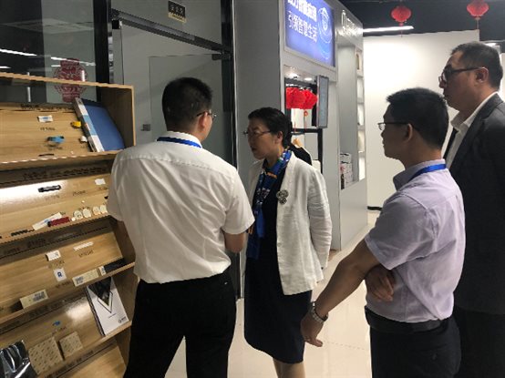 東軟漢楓醫療科技盧朝霞董事長一行了解廈門艾歐特科技的RFID標簽產品