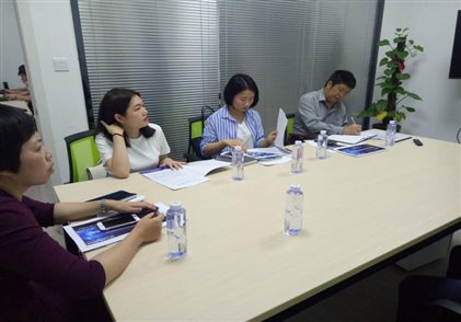市發改委調研工作組正聽取艾歐特無人服裝零售解決方案介紹