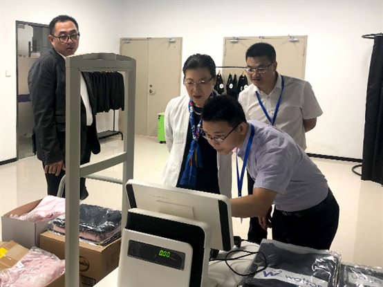 向東軟漢楓醫療科技盧朝霞董事長一行介紹廈門艾歐特科技的智能倉儲管理解決方案