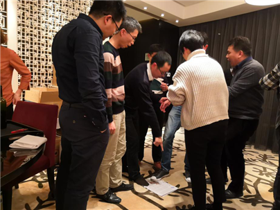 廈門艾歐特科技舉行的“抱團(tuán)站”團(tuán)隊(duì)協(xié)作游戲激烈討論中