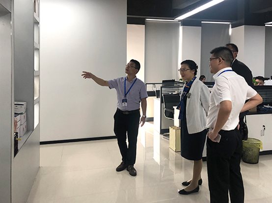 員工向盧朝霞董事長一行介紹廈門艾歐特公司的發展狀況
