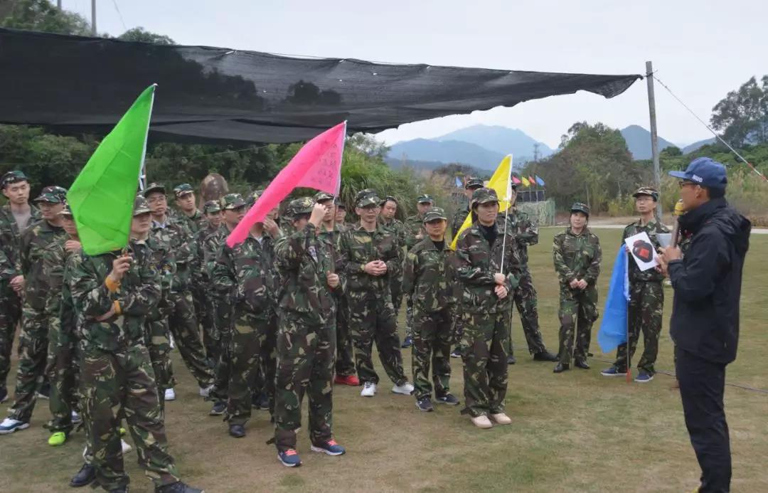 全員團隊換上軍裝后的活動現場
